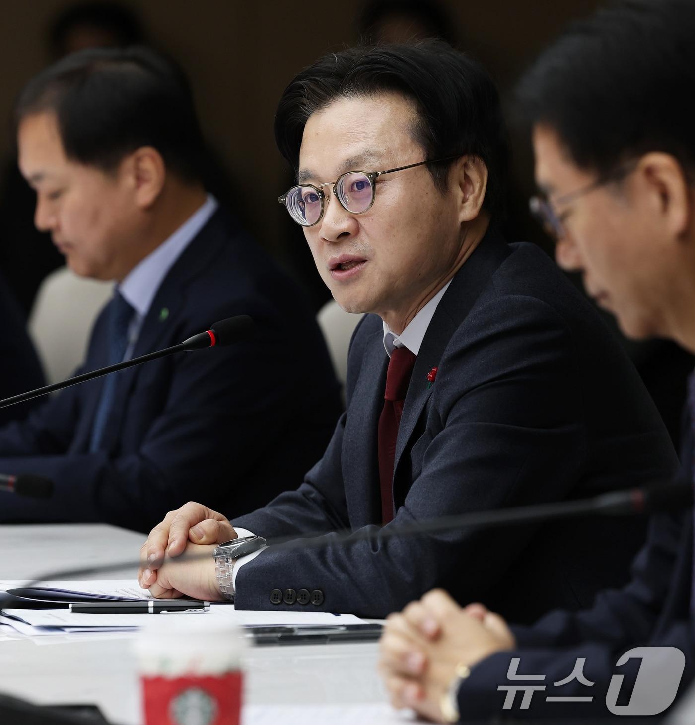 본문 이미지 - 김정관 산업통상부 장관이 1일 오전 서울 중구 대한상공회의소에서 열린 민관 합동 산업투자전략회의에서 모두발언을 하고 있다. 김 장관은 반도체, 자동차 등 10대 제조업 대표 기업 CEO들이 참석한 이날 회의에서 올해 10대 제조업 투자 계획과 3분기까지 투자 이행 상황을 점검하고 국내 투자 촉진 방안을 논의했다. 2025.12.1/뉴스1 ⓒ News1 오대일 기자