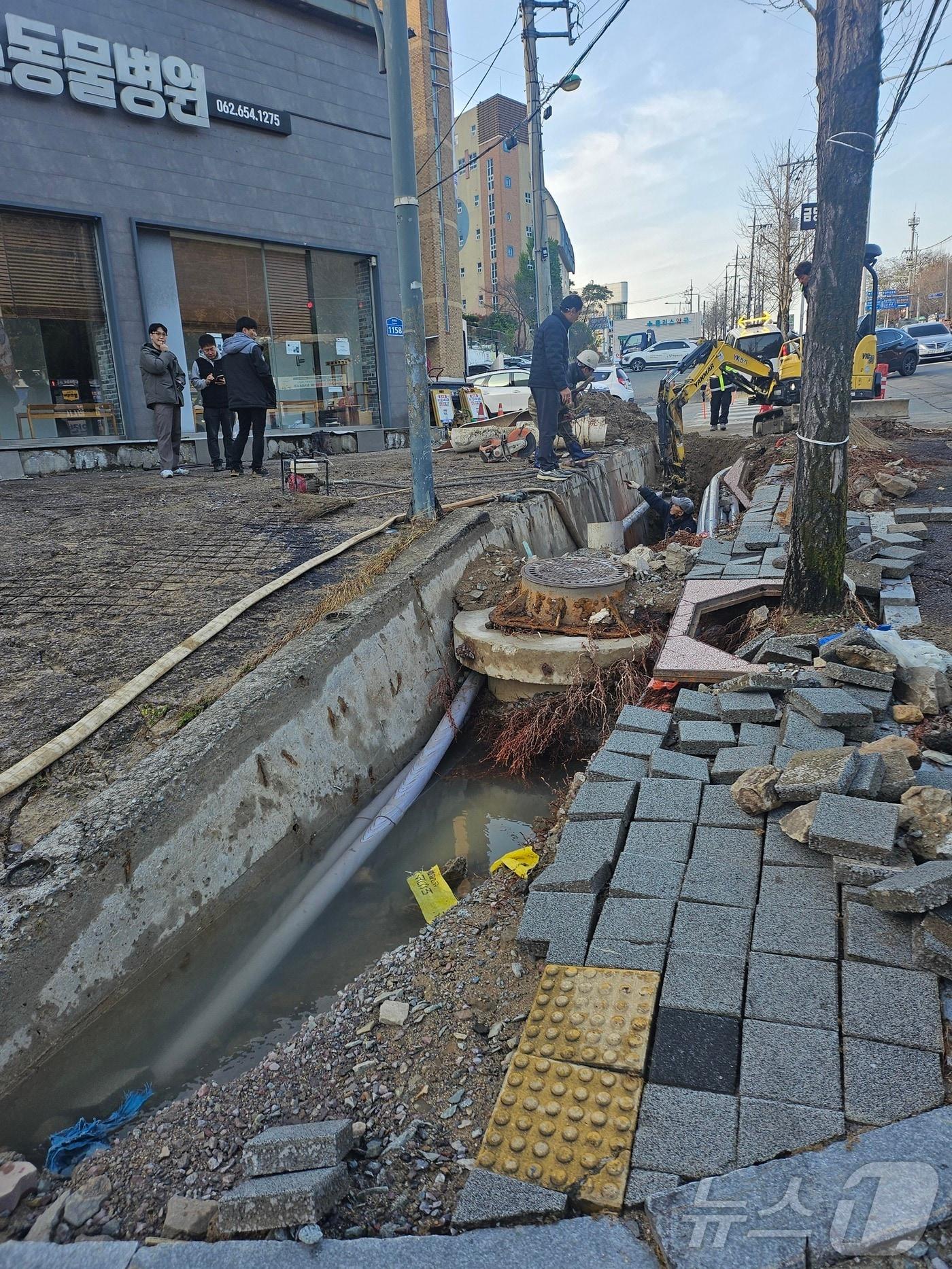 본문 이미지 - 1일 오전 5시 14분쯤 광주 남구 주월동 도시철도2호선 공사 현장 인근 상수도관이 파손돼 관계당국이 긴급 복구작업을 진행하고 있다.&#40;광주 남구 제공. 재판매 및 DB 금지&#41; 2025.12.1/뉴스1
