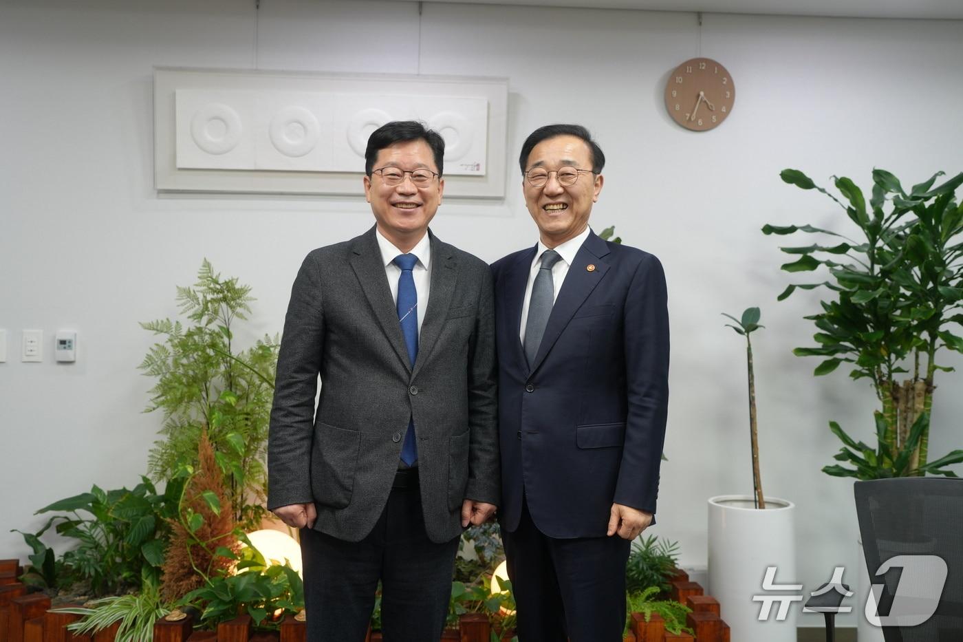 안호영 더불어민주당 국회의원&#40;왼쪽&#41;이 김윤덕 국토부장관을 국회회관에서 만나고 있다.&#40;의원실제공. 재판매 및 DB금지&#41;2025.12.1/뉴스1