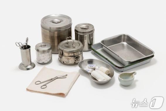 본문 이미지 - 거즈통 등 치료도구&#40;보건복지부 제공&#41; 