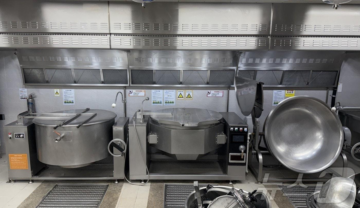 1일부터 제주여자상업고등학교 급식실에서 본격 운영하는 인공지능 기반 제주형 학교급식 조리 로봇.이 로봇은 튀김, 볶음, 면 삶기, 소스 조리 등 다양한 기능을 수행할 수 있도록 학교 조리실 구조와 급식 환경에 맞춰 제작됐다.(제주도교육청 제공. 재판매 및 DB 금지) ⓒ News1 홍수영 기자