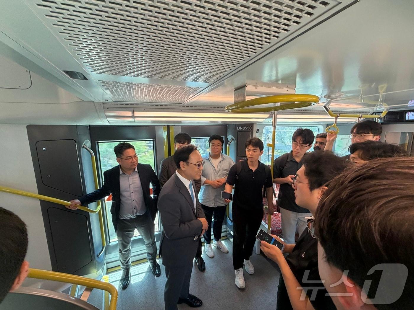 본문 이미지 - 이용배 현대로템 사장이 지난달 27일&#40;현지 시간&#41; 호주 시드니 NIF&#40;신규 도시간 열차&#41; 2층 전동차를 탑승한 뒤 기자들과 만나 인사하는 모습&#40;현대로템 제공&#41; 2025.12.1/뉴스1 ⓒ News1 박종홍 기자