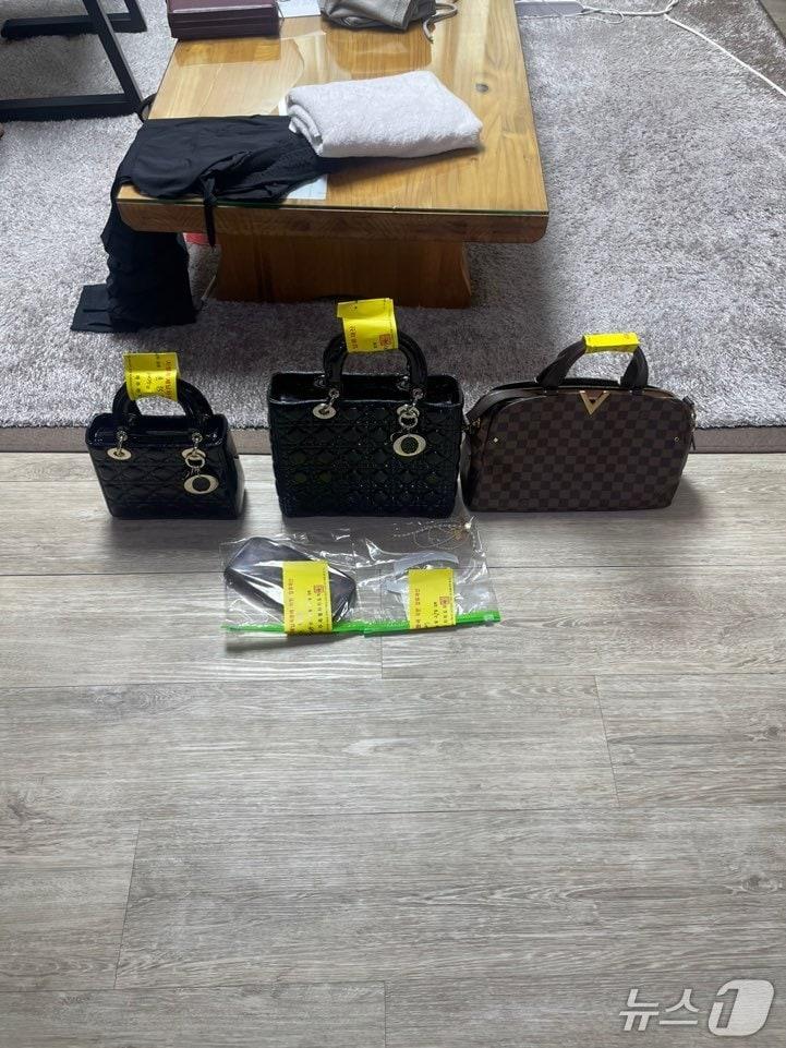 본문 이미지 - 고액 체납자 가택수색에서 발견된 명품가방(제주도 제공. 재판매 및 DB금지)/뉴스1