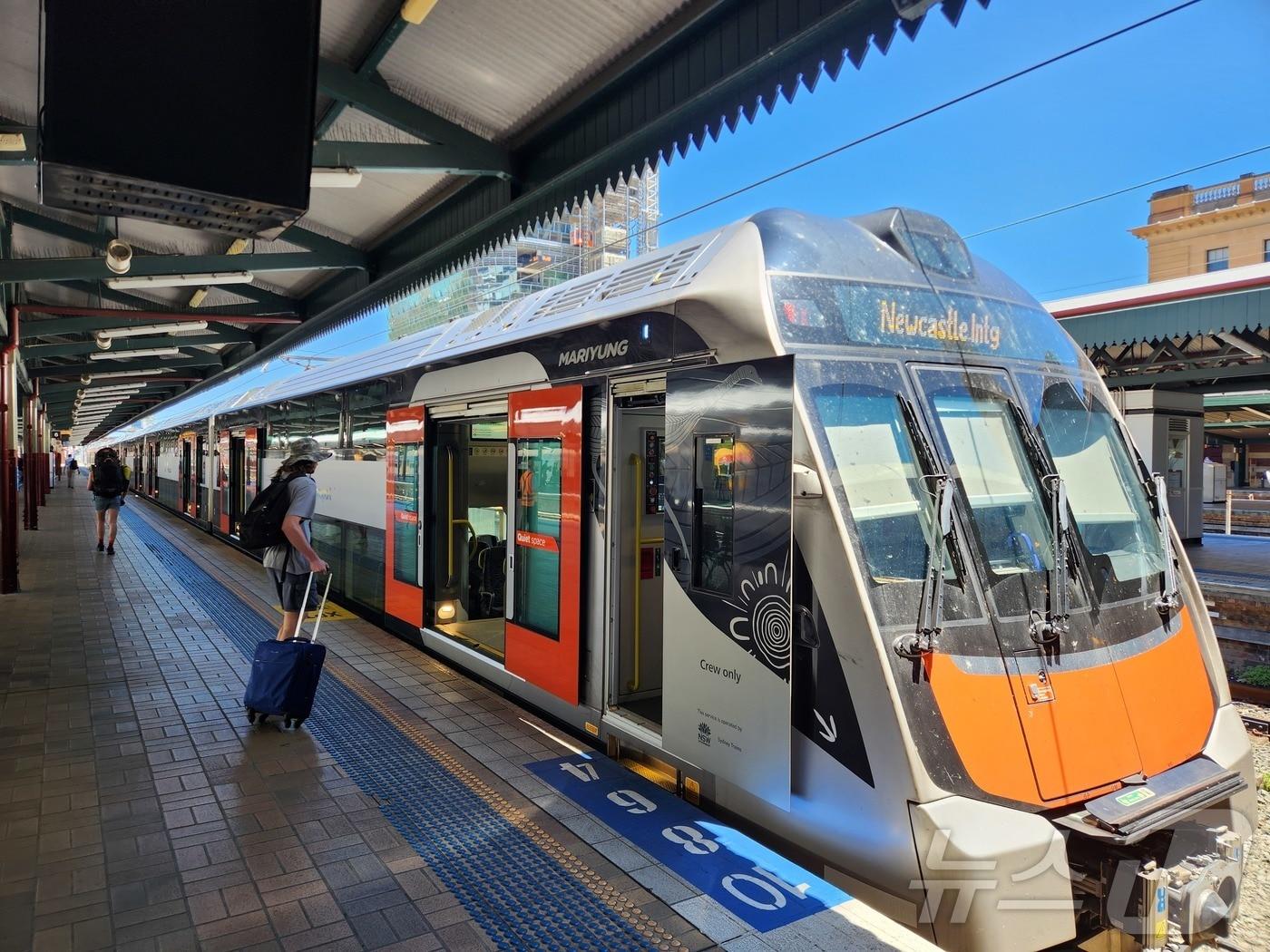 본문 이미지 - 지난달 27일&#40;현지 시간&#41; 호주 시드니 센트럴역에 정차 중인 호주 NIF&#40;신규 도시간 열차&#41; 2층 전동차 모습 2025.12.1/뉴스1 ⓒ News1 박종홍 기자