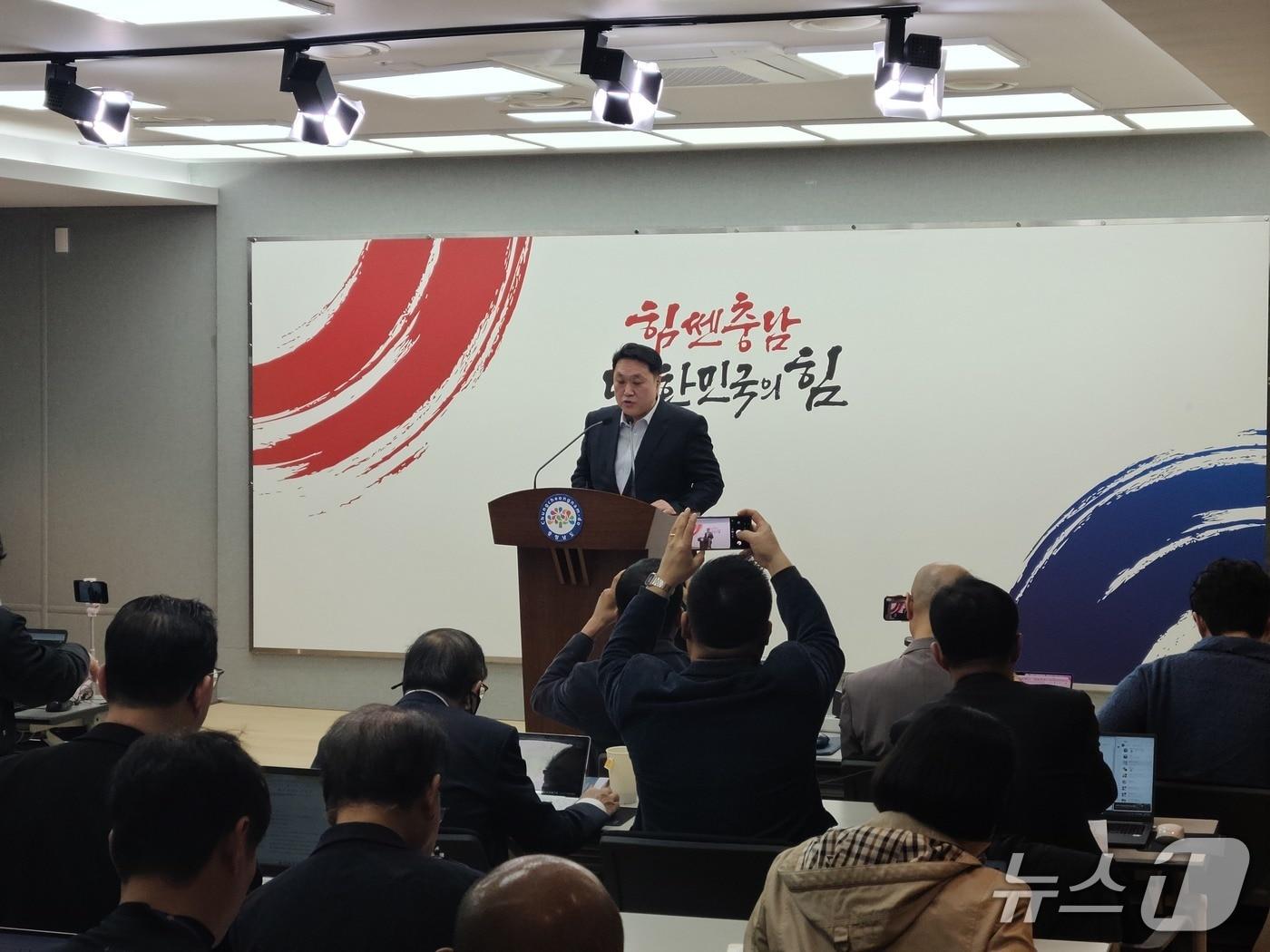 본문 이미지 - 안호 충남도 산업경제실장이 도청 프레스센터에서 기자회견에 나서고 있다. 2025.12.01/뉴스1