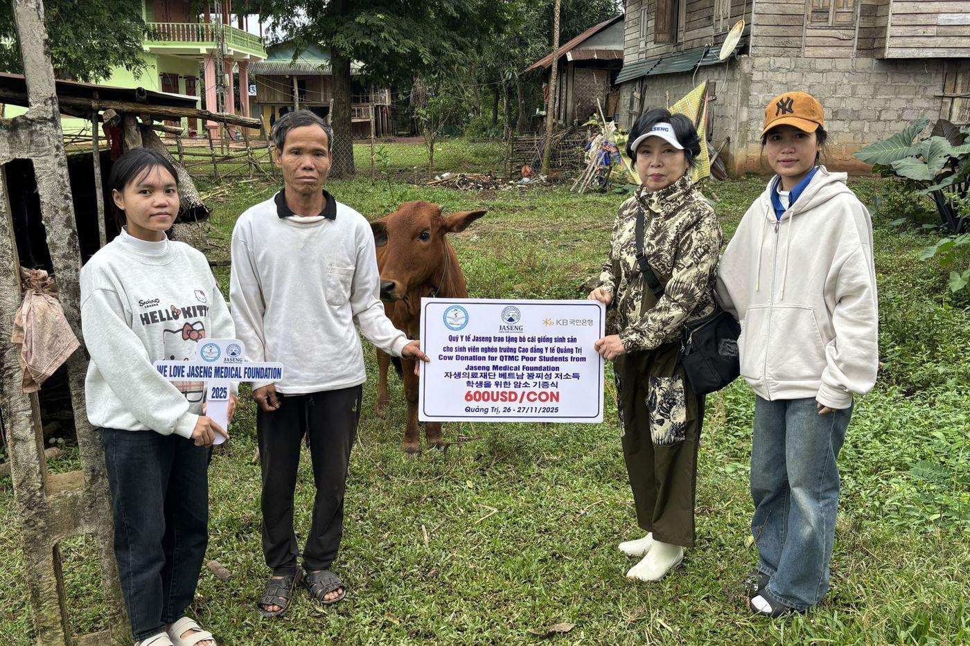자생의료재단이 베트남 꽝찌성에 암소를 기증하고 있다.&#40;자생한방병원 제공&#41;