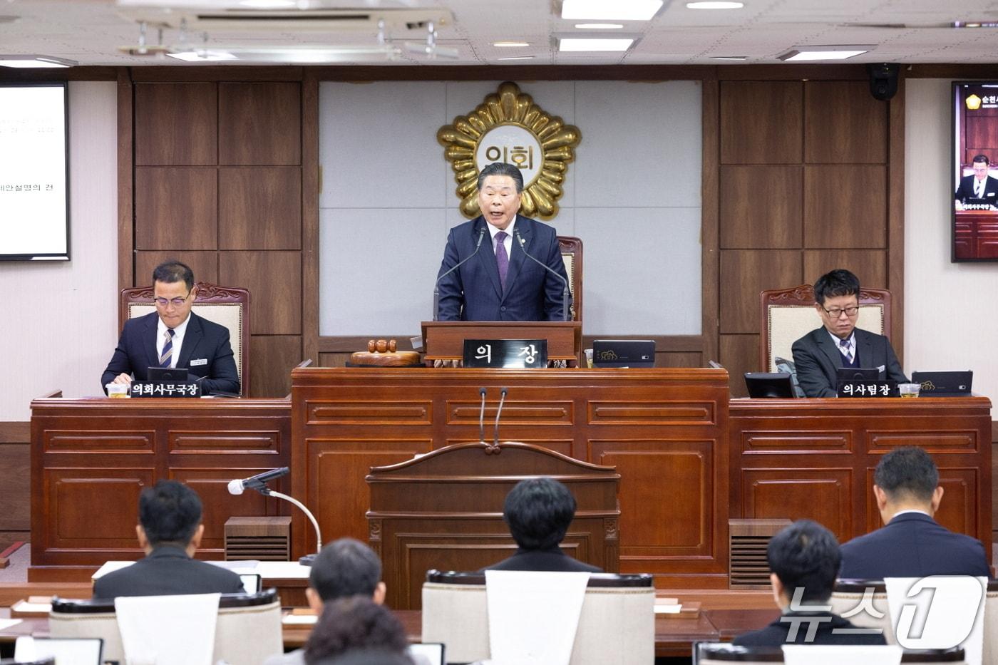 강형구 전남 순천시의장이 지난달 28일 본회의장에서 회의를 진행하고 있다. &#40;순천시의회 제공. 재판매 및 DB금지&#41;