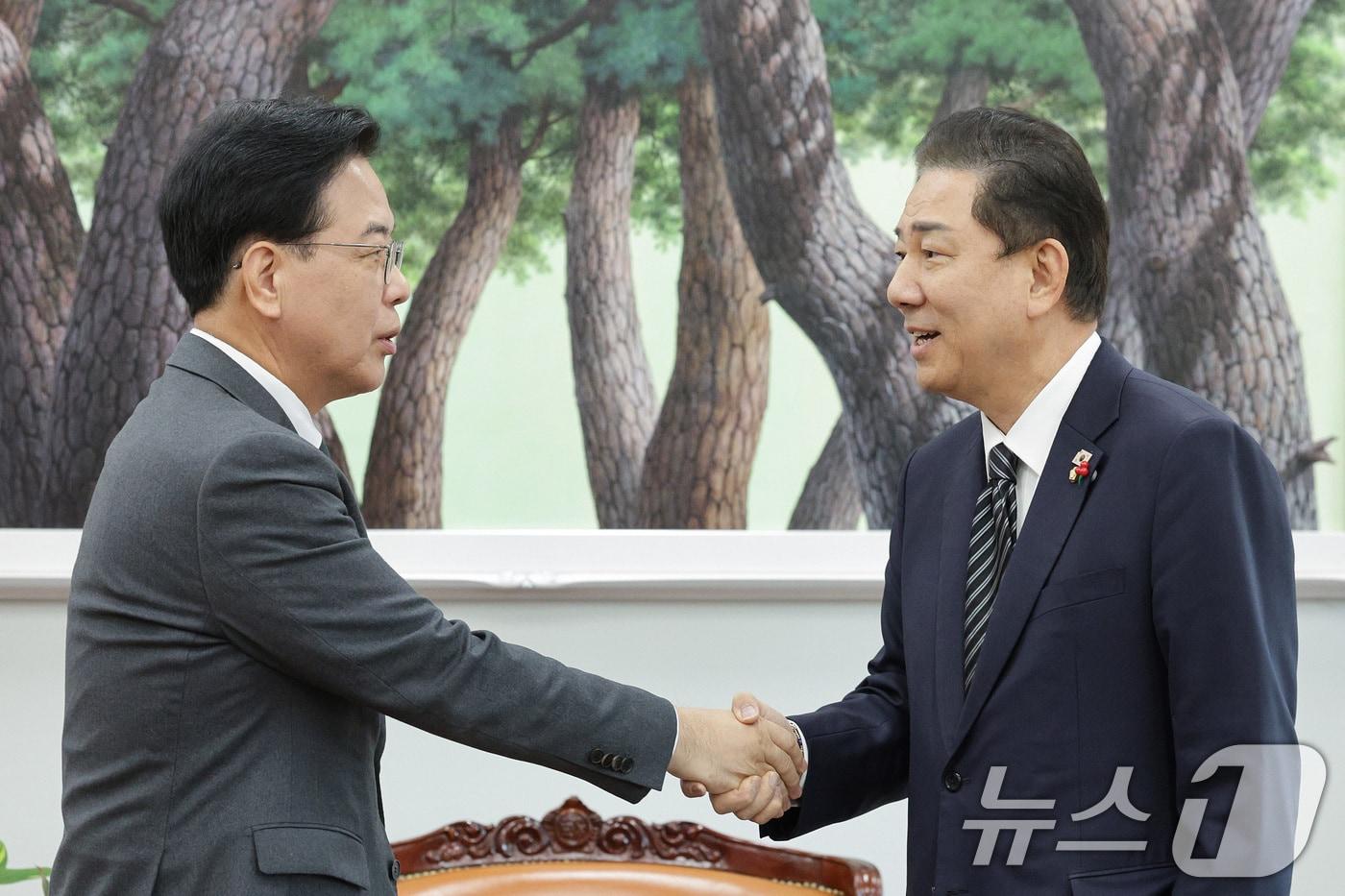 김병기 더불어민주당 원내대표와 송언석 국민의힘 원내대표가 1일 서울 여의도 국회에서 회동하고 있다. 2025.12.1/뉴스1 ⓒ News1 신웅수 기자