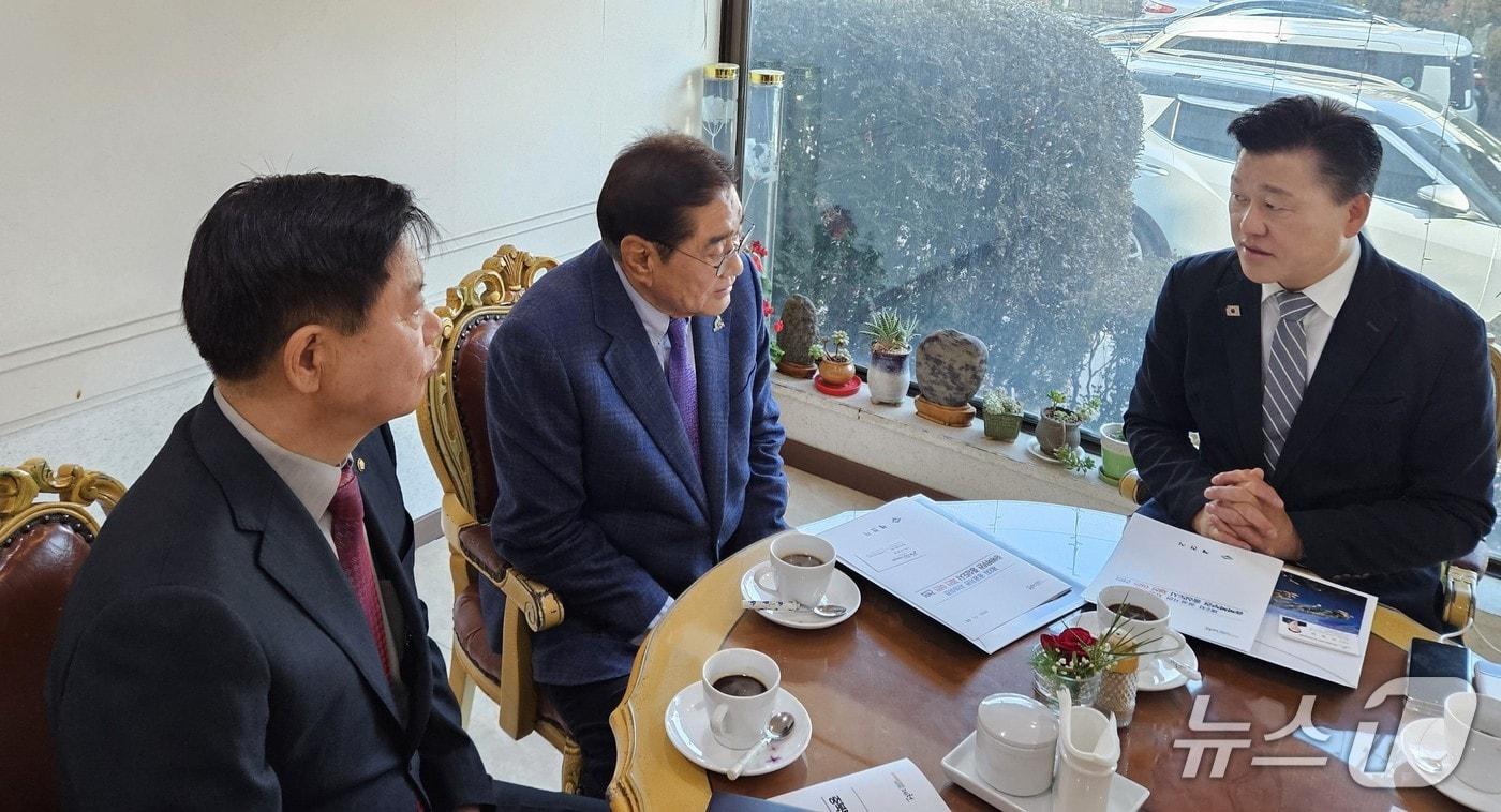  최명현 위원장(중앙)과 신용한 부위원장(오른쪽).(제천시 제공. 재판매 및 DB금지) /뉴스1  