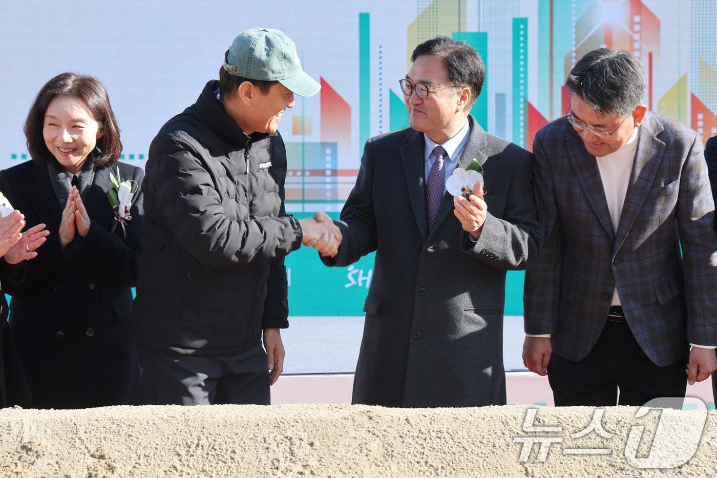 우원식 국화의장과 오세훈 서울시장이 지난 1일 오전 서울 노원구 중계본동 30-3번지 일대 백사마을에서 열린 주택재개발정비사업 기공식에서 인사 나누고 있다. 2025.12.1/뉴스1 ⓒ News1 이광호 기자