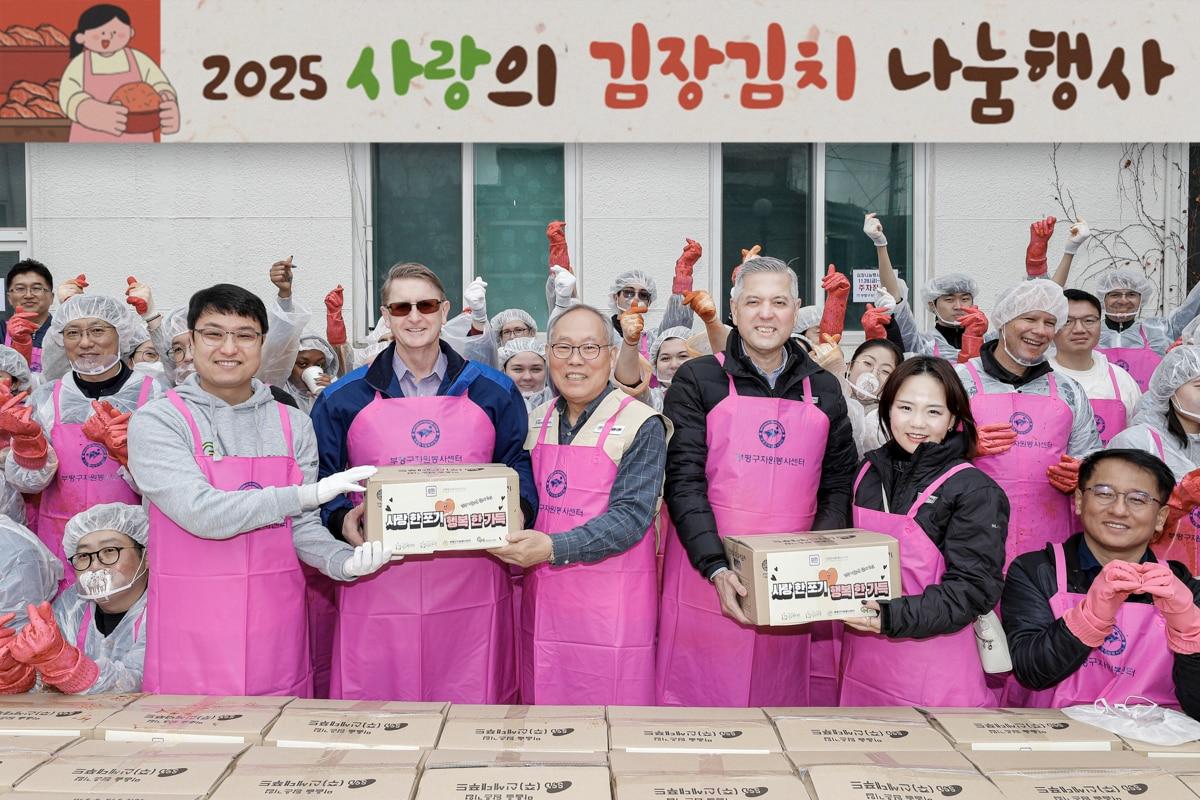 본문 이미지 - 지엠한마음재단코리아가 29일 인천 부평구 자원봉사센터에서 연 &#39;2025 사랑의 김장 김치 나눔 행사&#39;에서 &#40;앞줄 왼쪽부터&#41; 헥터 비자레알 한마음재단 대표이사 겸 GM 한국사업장 사장&#40;4번째&#41;, 윤명옥 한마음재단 사무총장 겸 GM 한국사업장 커뮤니케이션 총괄 및 최고마케팅책임자&#40;5번째&#41;, 조슈아 박 한국조지메이슨대학교 대표&#40;1번째&#41;, 이병철 부평구자원봉사센터 소장&#40;3번째&#41; 등이 기념 사진을 촬영한 모습&#40;GM 한국사업장 제공&#41;. 2025.11.29.