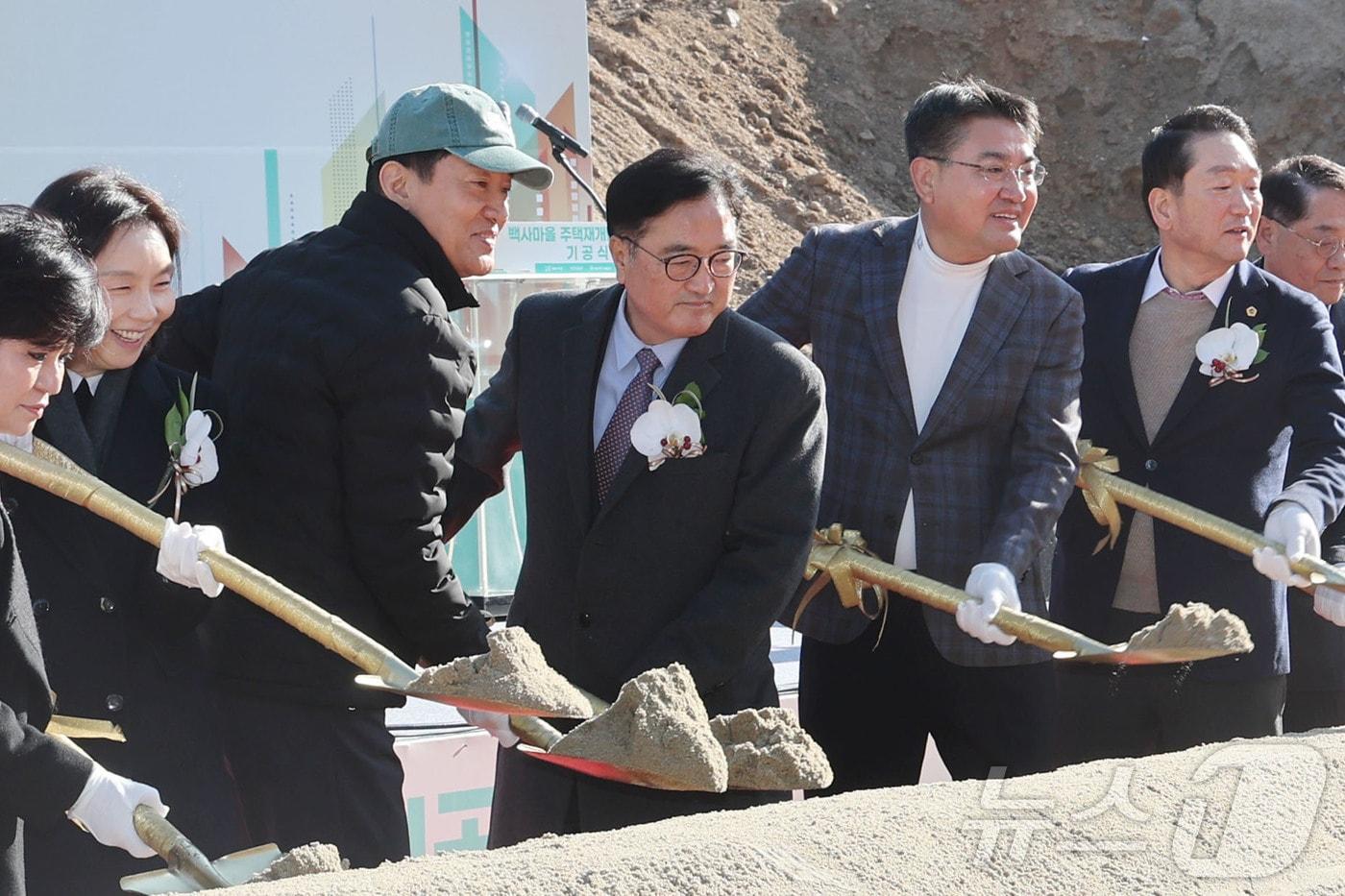 우원식 국화의장과 오세훈 서울시장이 1일 오전 서울 노원구 중계본동 30-3번지 일대 백사마을에서 열린 주택재개발정비사업 기공식에서 참석자들과 시삽하고 있다. 2025.12.1/뉴스1 ⓒ News1 이광호 기자