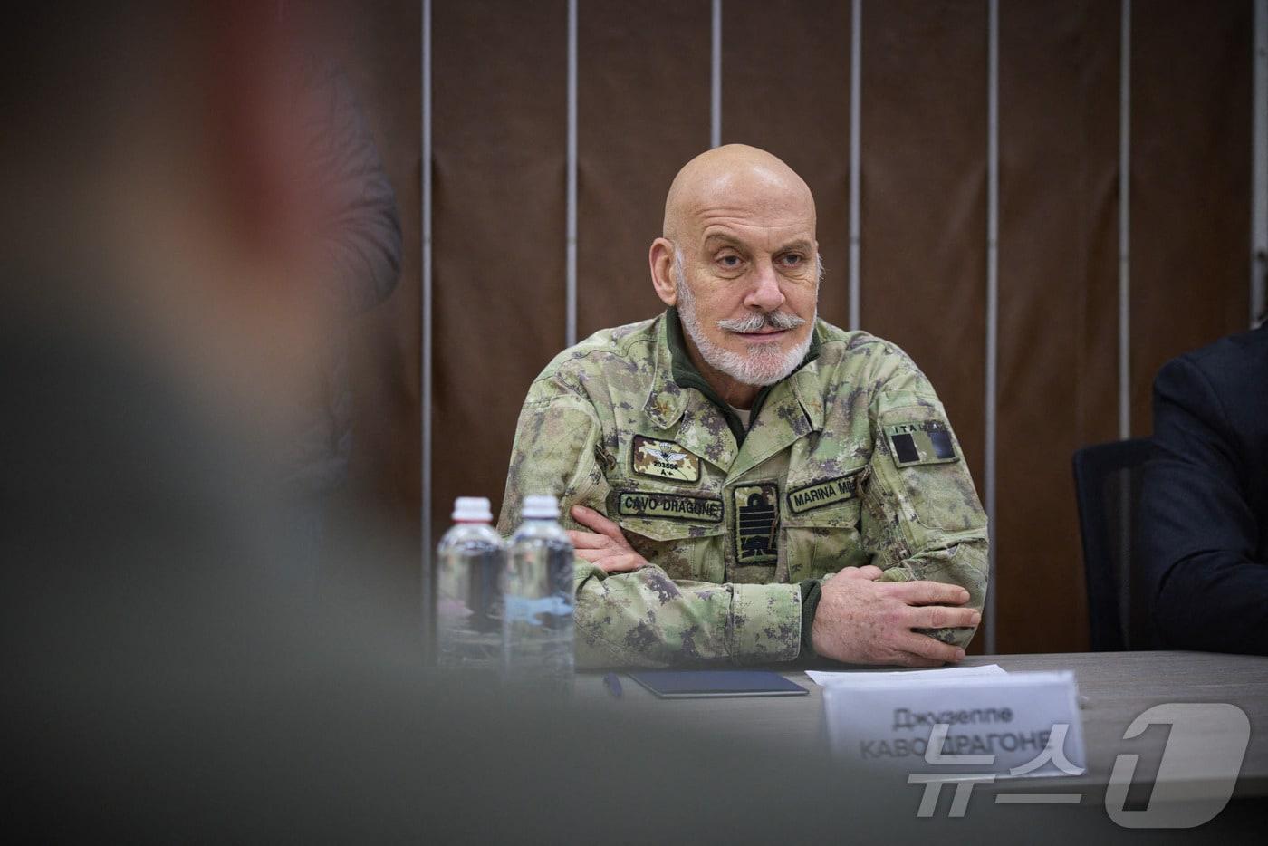 북대서양조약기구&#40;나토&#41; 군사위원회 의장 주세페 카보 드라고네가 볼로디미르 젤렌스키 우크라이나 대통령&#40;사진에는 없음&#41;과 회동하는 장면. 2025년 2월 8일 촬영·배포된 사진. ⓒ AFP=뉴스1