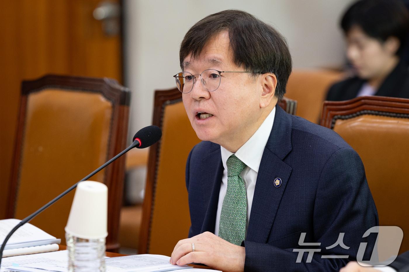 배형원 법원행정처 차장이 1일 서울 여의도 국회에서 열린 제429회 국회&#40;정기회&#41; 법제사법위원회 제8차 법안심사제1소위원회에 출석해 발언하고 있다. 2025.12.1/뉴스1 ⓒ News1 유승관 기자