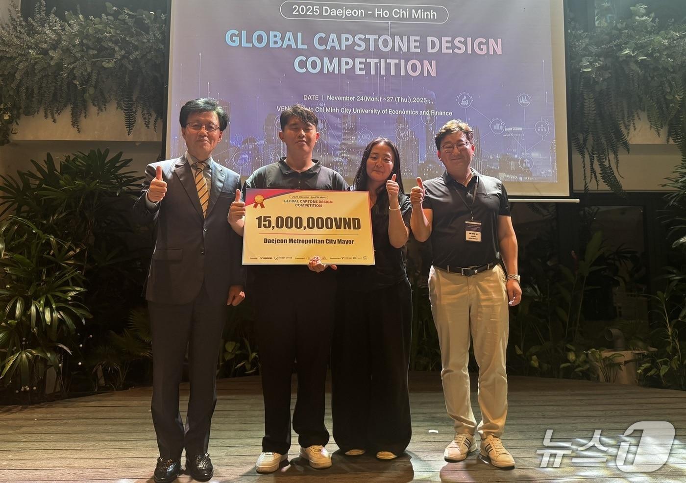 ‘2025 대전·호치민 글로벌 캡스톤디자인 경진대회’에서 대상을 받은 목원대 센스세이브팀이 지도교수 등과 기념촬영을 하고 있다.(목원대 제공.재판매 및 DB금지)/뉴스1