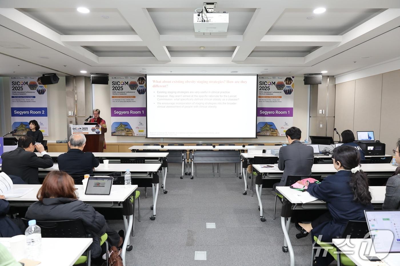 비만대사연구학회는 지난달 27~29일 서울 서초구 양재 AT센터에서 국제학술대회를 열어 비만과 대사 이상의 연구 및 임상·현장 적용에 참여하는 400여 명의 전문가들이 자리한 가운데 비만을 단순한 체중 문제가 아닌 질환으로 이해해야 한다는 논의를 이어갔다고 1일 밝혔다.&#40;비만대사연구학회 제공&#41;