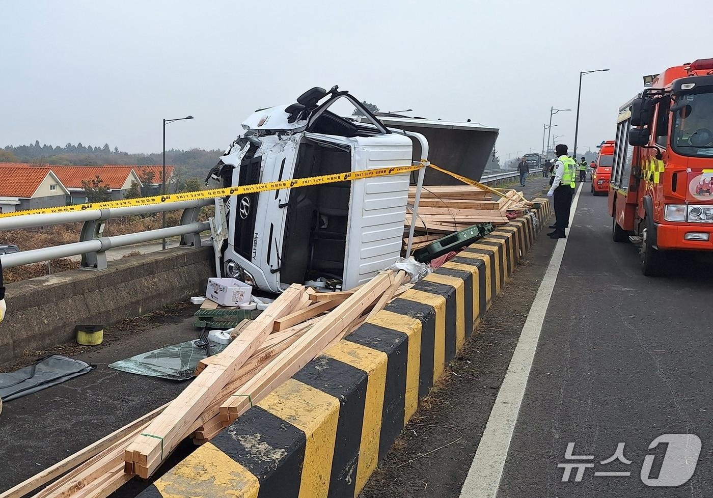 1일 오전 제주시 애월읍 평화로에서 발생한 트럭 전도사고.(제주도소방안전본부 제공. 재판매 및 DB 금지)