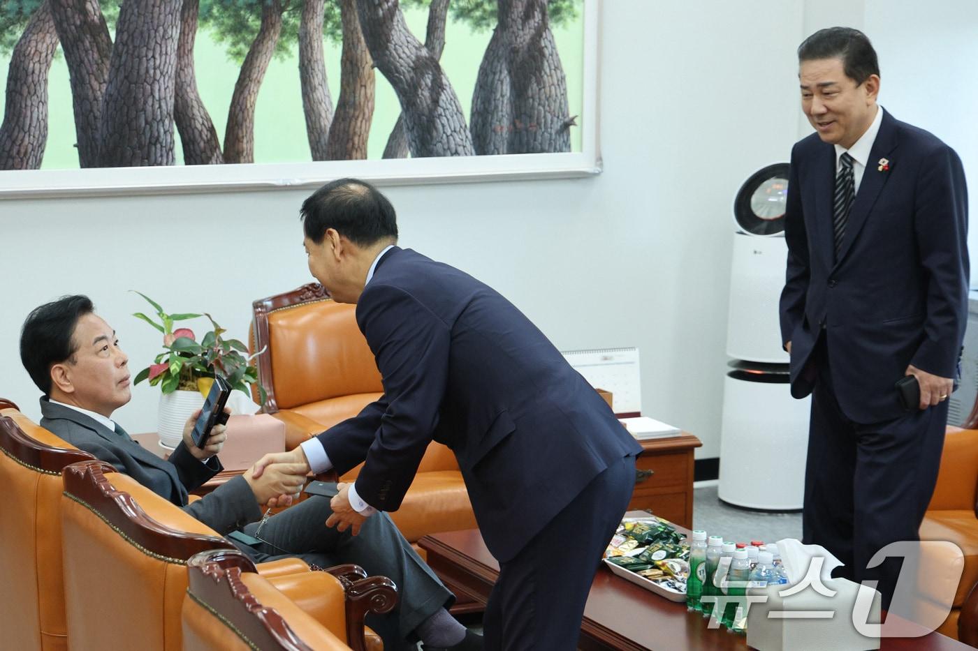 구윤철 경제부총리 겸 기획재정부 장관이 1일 서울 여의도 국회에서 열린 여야 원내대표 회동에 참석하며 송언석 국민의힘 원내대표와 인사하고 있다. 2025.12.1/뉴스1 ⓒ News1 신웅수 기자