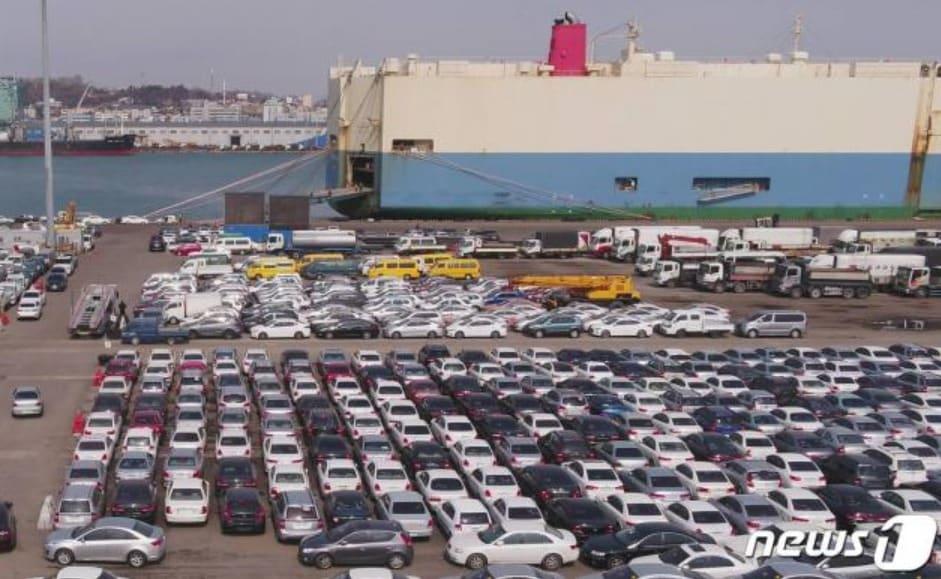 본문 이미지 - 중고차 선적 작업이 진행 중인 인천항. (인천항만공사 제공.재판매 및 DB금지)