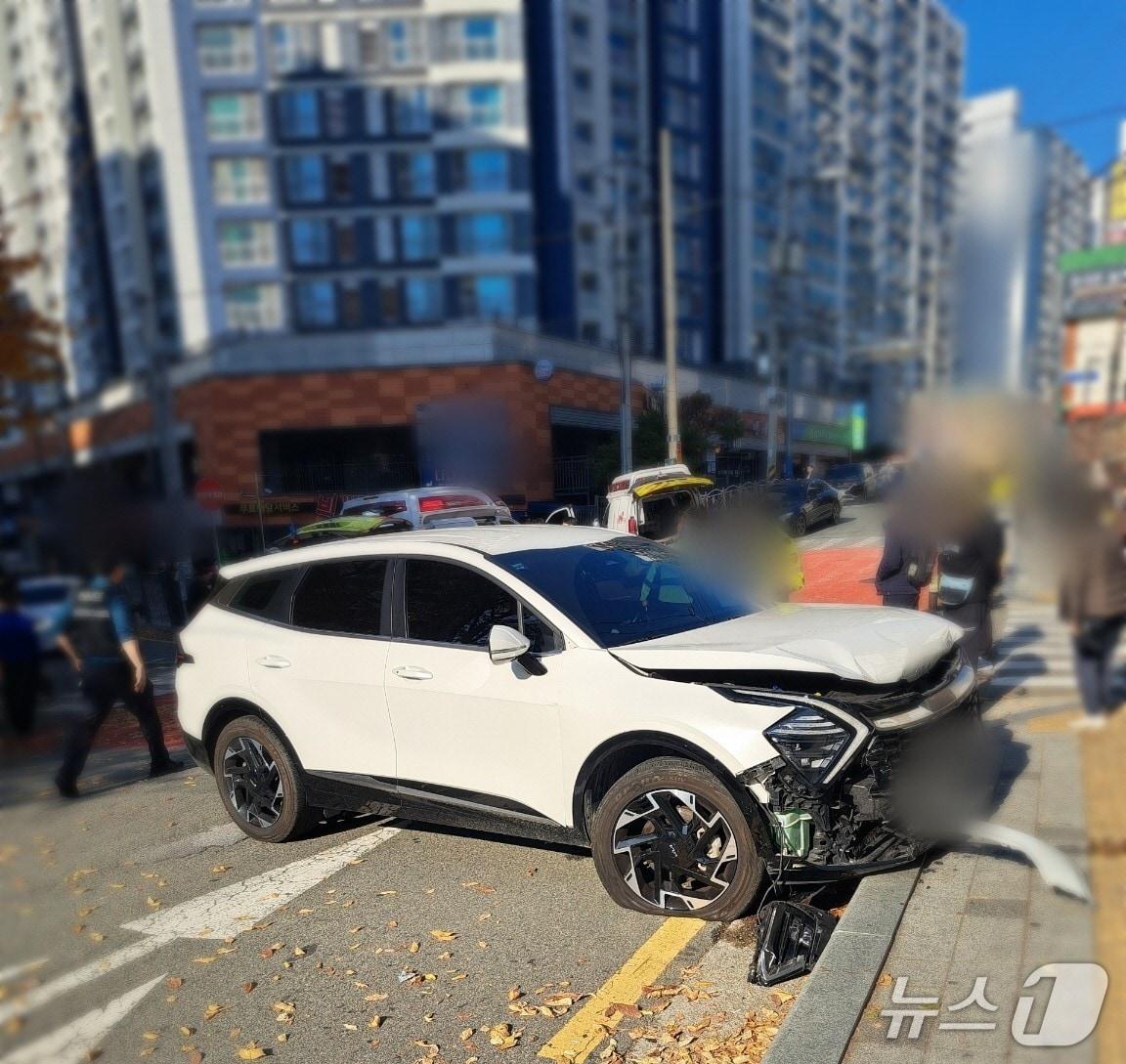 본문 이미지 - 지난달 24일 오후 2시 5분쯤 남구 우암동에 위치한 한 아파트 앞 도로 사고 장면.(남부경찰서 제공. 재판매 및 DB금지)