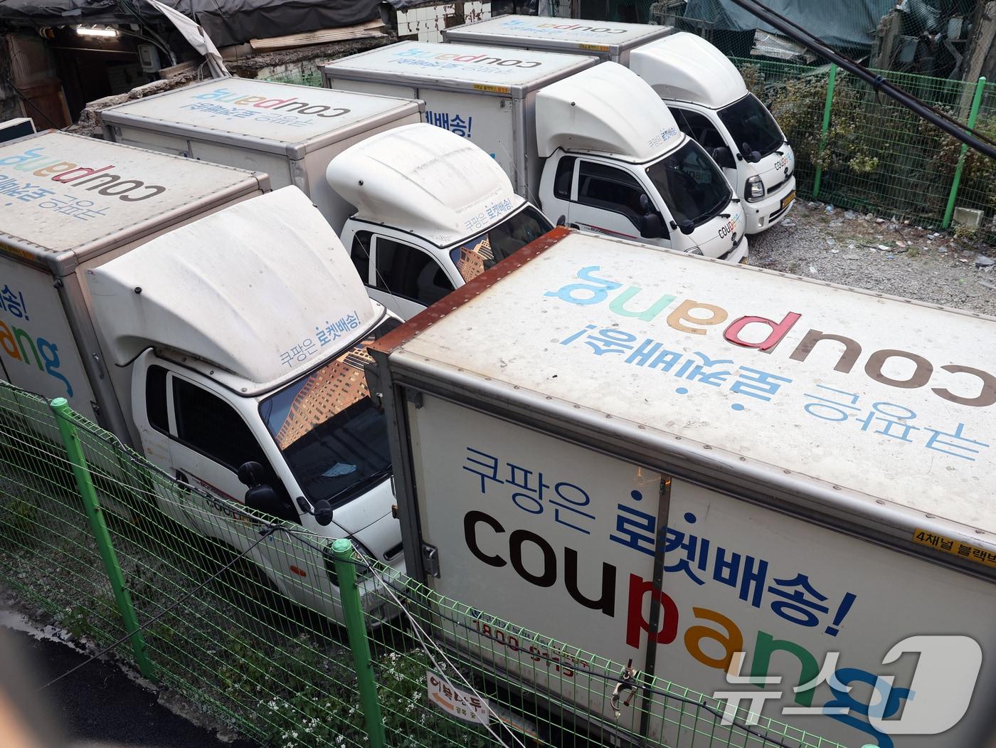 본문 이미지 - 서울 시내의 주차장에 쿠팡 배송트럭이 주차돼 있다. ⓒ 뉴스1 황기선 기자