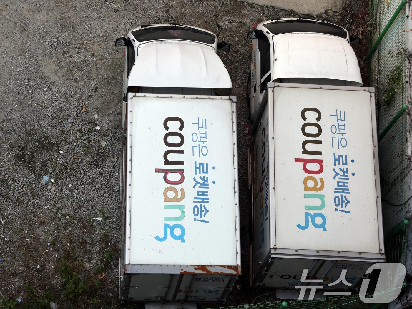 본문 이미지 - 1일 서울 시내의 주차장에 쿠팡 배송트럭이 주차돼 있다. 국내 최대 이커머스 업체 쿠팡에서 3370만개의 고객 계정 정보가 유출된 사건이 발생했다. 노출된 정보는 이름·이메일 주소·배송지 주소록&#40;입력한 이름·전화번호·주소&#41; 일부 주문정보 등이다. ⓒ News1 황기선 기자