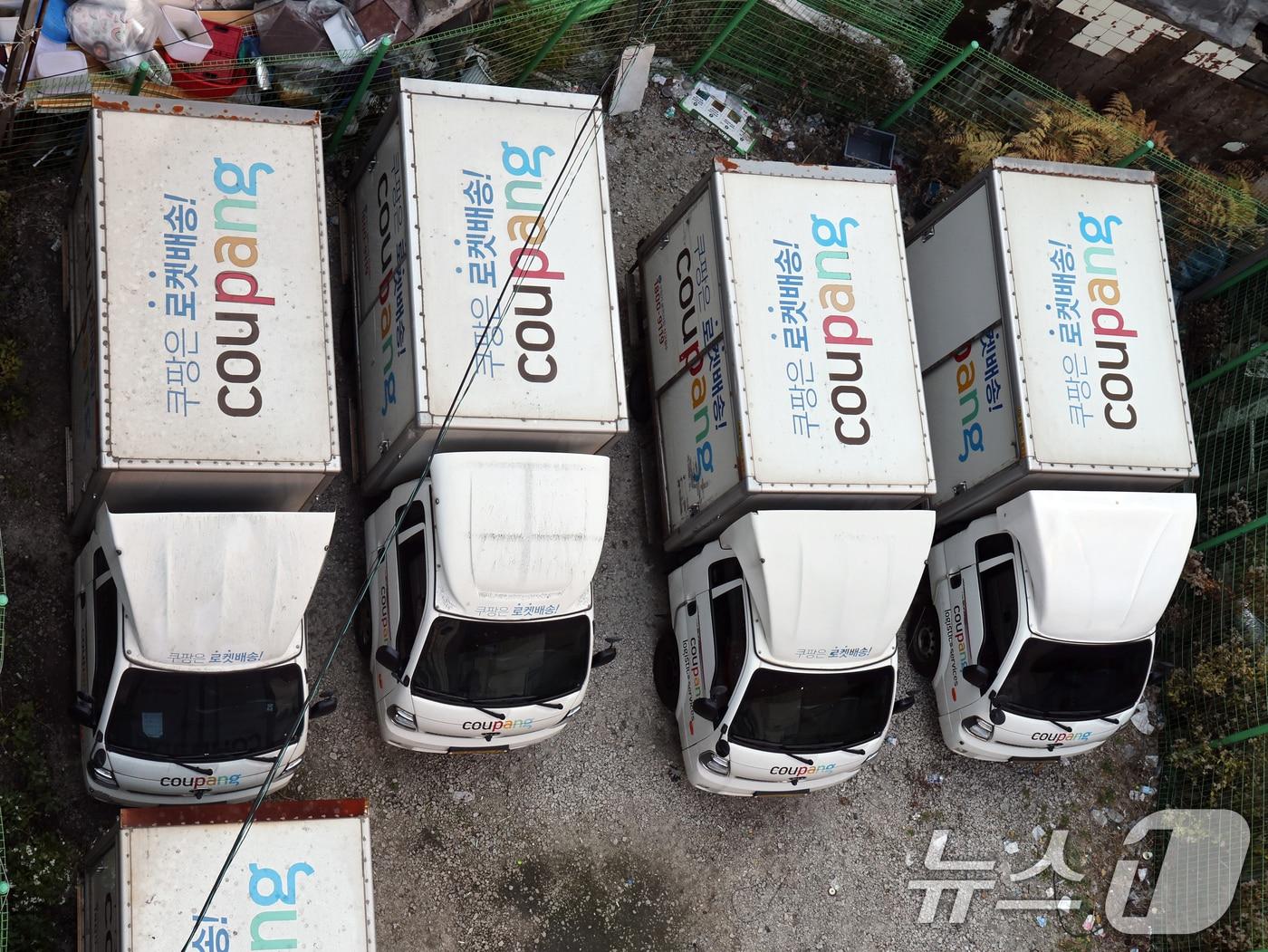 본문 이미지 - 1일 서울 시내의 주차장에 쿠팡 배송트럭이 주차돼 있다. 국내 최대 이커머스 업체 쿠팡에서 3370만개의 고객 계정 정보가 유출된 사건이 발생했다. 노출된 정보는 이름·이메일 주소·배송지 주소록&#40;입력한 이름·전화번호·주소&#41; 일부 주문정보 등이다. 2025.12.1/뉴스1 ⓒ News1 황기선 기자