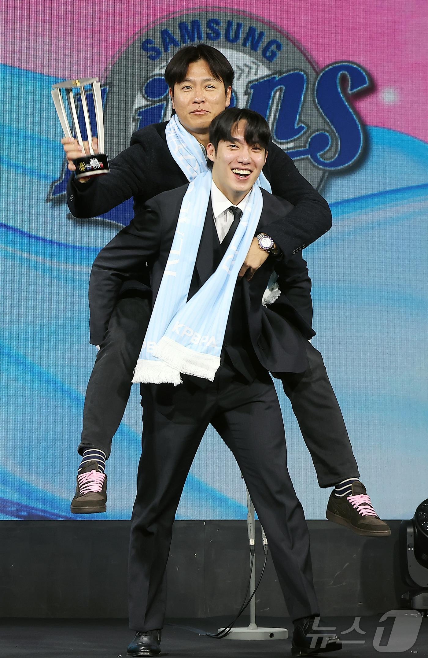 본문 이미지 - 삼성 라이온즈 강민호와 원태인이 1일 서울 광진구 그랜드 워커힐 호텔에서 열린 한국프로야구선수협회 '2025 컴투스프로야구 리얼글러브 어워드'에서 베스트 배터리상을 수상한 후 기념 촬영을 하고 있다. 리얼글러브 어워드는 KBO리그 포지션별 최고의 '수비수'를 선정하는 시상식으로 선수들이 직접 투표해 수상자를 가린다. 2025.12.1/뉴스1 ⓒ News1 김진환 기자