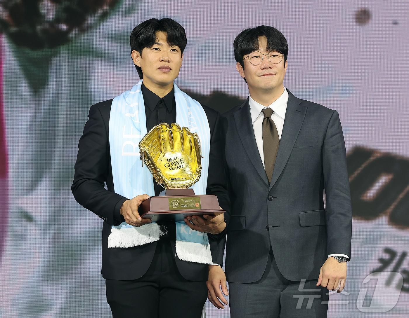 본문 이미지 - 키움 히어로즈 송성문이 1일 서울 광진구 그랜드 워커힐 호텔에서 열린 한국프로야구선수협회 &#39;2025 컴투스프로야구 리얼글러브 어워드&#39;에서 올해의 선수 상을 수상한 후 양현종 한국프로야구선수협회 회장과 기념 촬영을 하고 있다. 리얼글러브 어워드는 KBO리그 포지션별 최고의 &#39;수비수&#39;를 선정하는 시상식으로 선수들이 직접 투표해 수상자를 가린다. 2025.12.1/뉴스1 ⓒ News1 김진환 기자