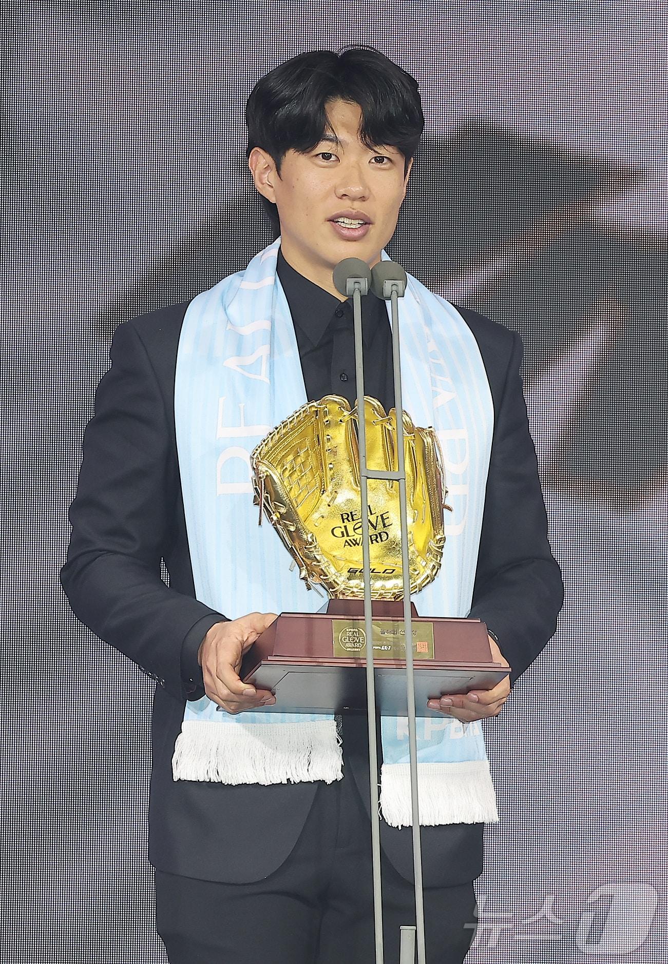 본문 이미지 - 키움 히어로즈 송성문이 1일 서울 광진구 그랜드 워커힐 호텔에서 열린 한국프로야구선수협회 '2025 컴투스프로야구 리얼글러브 어워드'에서 올해의 선수 상을 수상한 후 소감을 말하고 있다. 리얼글러브 어워드는 KBO리그 포지션별 최고의 '수비수'를 선정하는 시상식으로 선수들이 직접 투표해 수상자를 가린다. 2025.12.1/뉴스1 ⓒ News1 김진환 기자