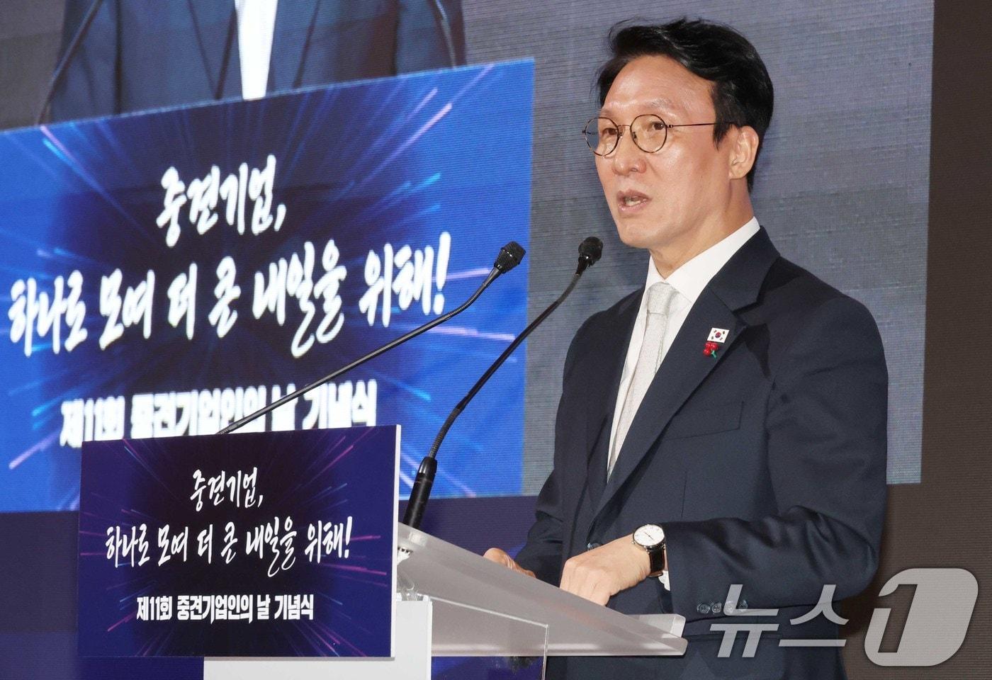 김민석 국무총리가 1일 오전 서울 중구 소공동 롯데호텔에서 열린 제11회 중견기업인의 날 기념식에 참석해 축사를 하고 있다. 2025.12.1/뉴스1 ⓒ News1 청사사진기자단