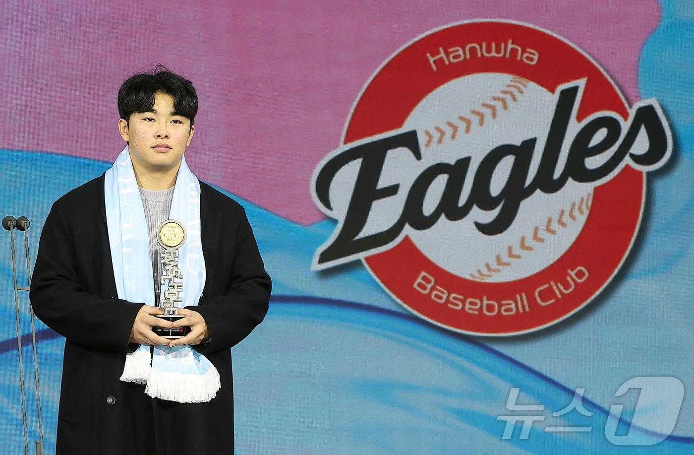 한화 이글스 문현빈이 1일 서울 광진구 그랜드 워커힐 호텔에서 열린 한국프로야구선수협회 &#39;2025 컴투스프로야구 리얼글러브 어워드&#39;에서 팬스초이스에 선정된 뒤 기념 촬영을 하고 있다. 리얼글러브 어워드는 KBO리그 포지션별 최고의 &#39;수비수&#39;를 선정하는 시상식으로 선수들이 직접 투표해 수상자를 가린다. 2025.12.1/뉴스1 ⓒ News1 김진환 기자
