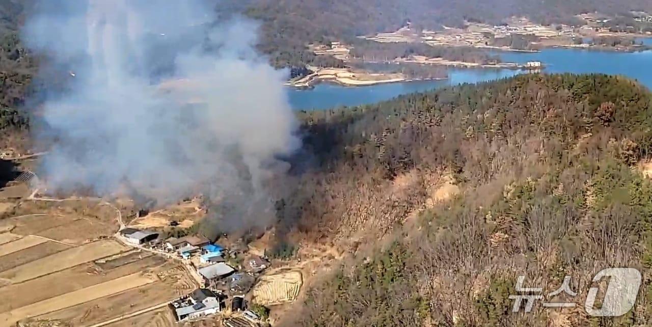 본문 이미지 - 1일 오전 11시47분쯤 경북 상주시 외서면 이천리 한 도로 옆 야산에서 불이나 산림과 소방당국이 진화하고 있다.&#40;경북소방본부 제공. 재판매 및 DB 금지&#41;2025.12.1/뉴스1