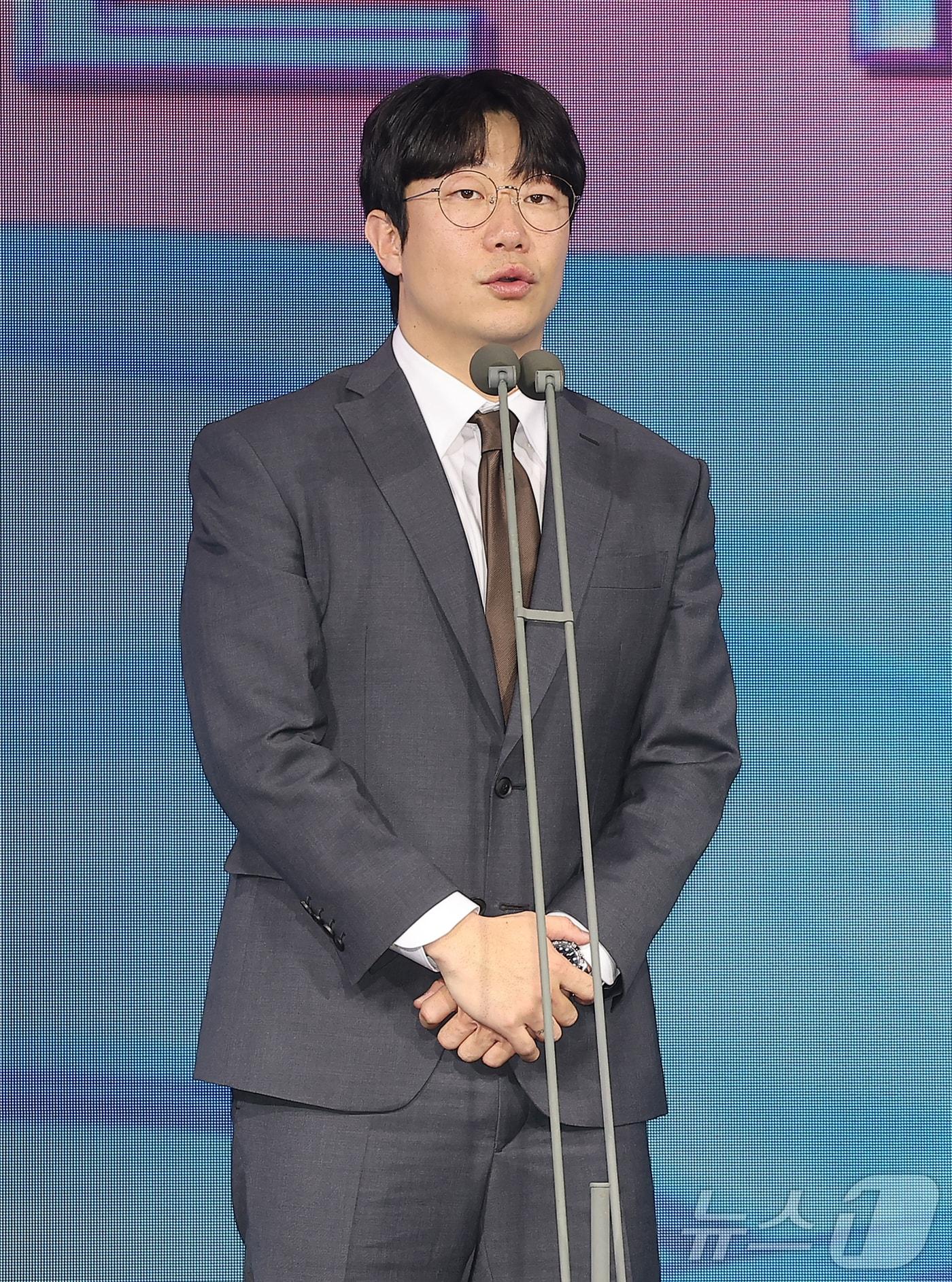 본문 이미지 - 양현종 한국프로야구선수협회 회장이 1일 서울 광진구 그랜드 워커힐 호텔에서 열린 한국프로야구선수협회 &#39;2025 컴투스프로야구 리얼글러브 어워드&#39;에서 인사말을 하고 있다. 리얼글러브 어워드는 KBO리그 포지션별 최고의 &#39;수비수&#39;를 선정하는 시상식으로 선수들이 직접 투표해 수상자를 가린다. 2025.12.1/뉴스1 ⓒ News1 김진환 기자