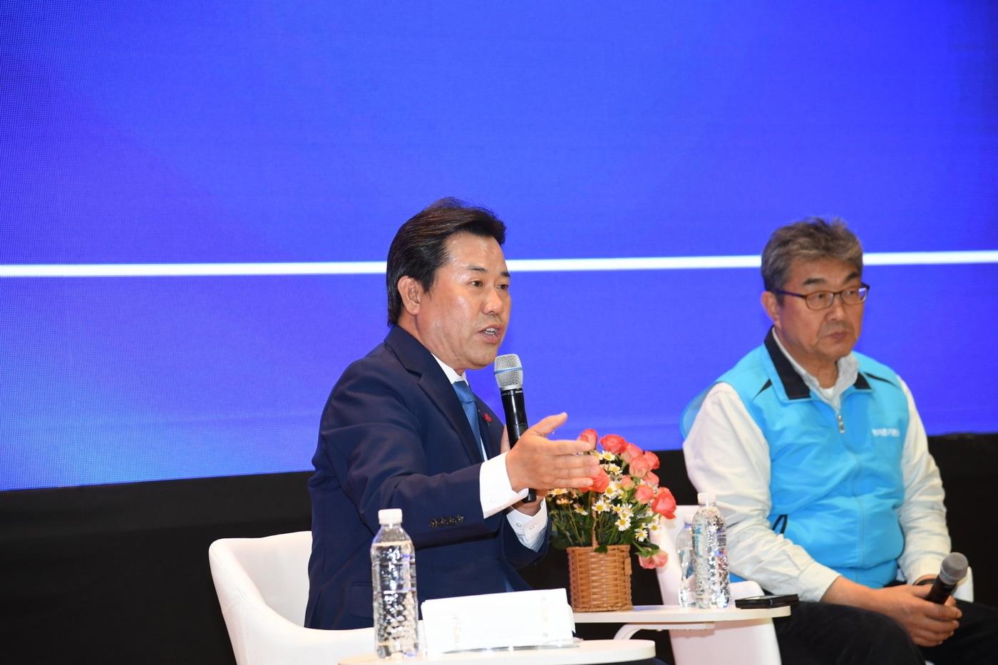 박정현 부여군수(왼쪽)가 '2025년 농어촌 기본소득 전국대회' 토크콘서트에 나서고 있다.(부여군 제공. 재판매 및 DB금지)/뉴스1