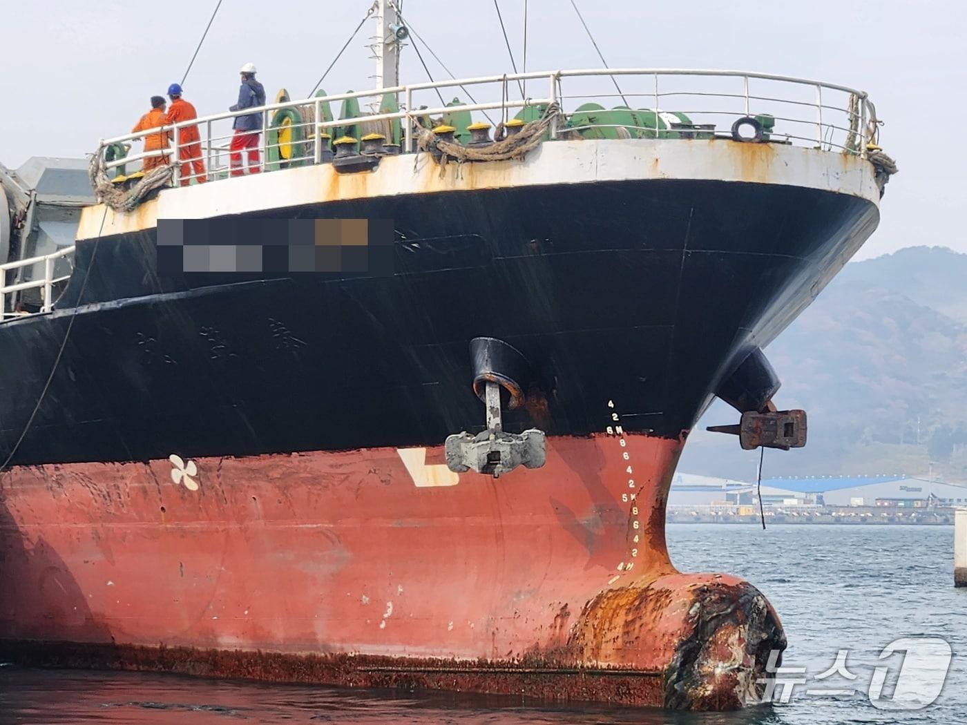 본문 이미지 - 1일 오전 부산 감천항에서 부두와 충돌한 1990톤짜리 화물선.(부산해경 제공. 재판매 및 DB 금지)