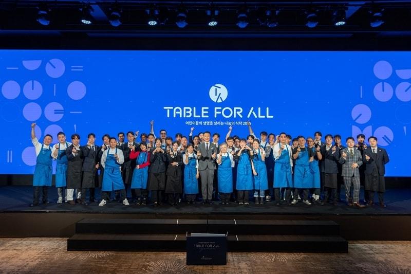 본문 이미지 - '테이블 포 올 2025 채리티 디너'에 참여한 셰프·소믈리에와 행사 사회를 맡은 방송인 주영훈이 기념 촬영을 하고 있다. 사진=컴패션 제공