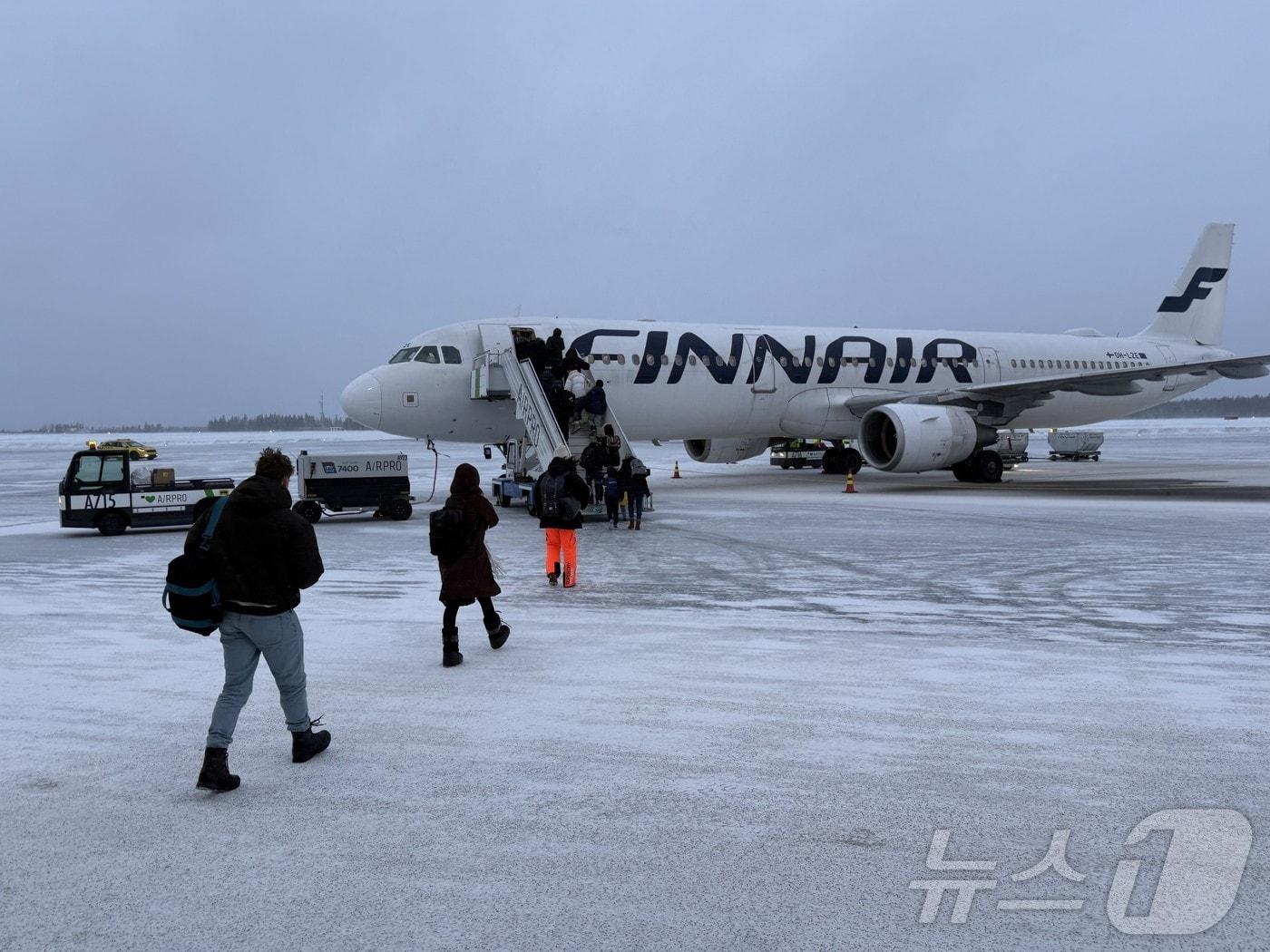 본문 이미지 - 키틸라 공항에서 눈보라를 헤치며 헬싱키 공항으로 향하는 핀에어 항공기를 탑승하러 가는 승객들의 모습 ⓒ News1 윤슬빈 관광전문기자