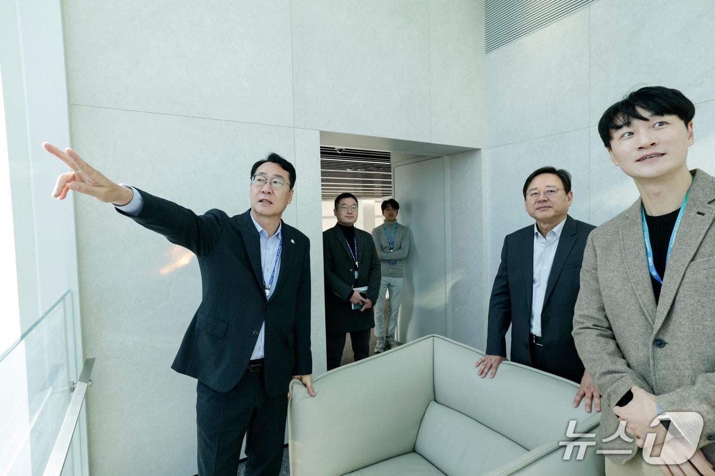  정명근 시장이 최한종 ASML 코리아 대표이사와 함께 ASML 코리아 화성캠퍼스 현장 라운딩을 하고 있다.&#40;화성시 제공&#41;