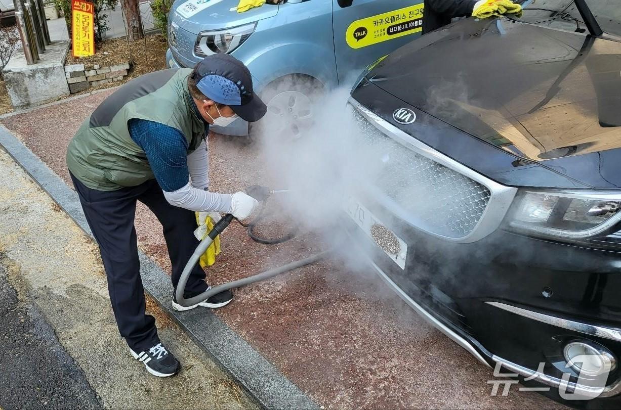 본문 이미지 - 노인 일자리 지원사업 참여자가 세차를 하고 있는 모습&#40;서대문구청 제공&#41;