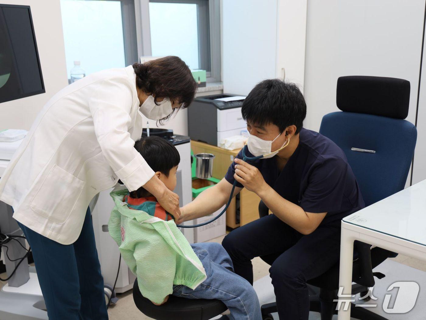 본문 이미지 -  곡성에서 매일 만나는 소아과 진료 모습&#40;곡성군 제공&#41;