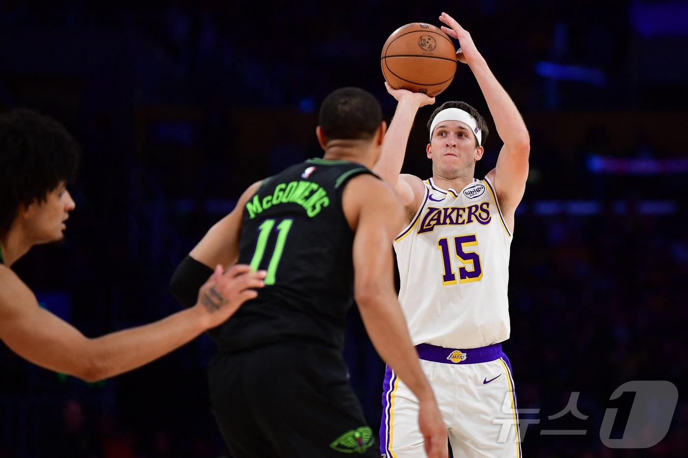 LA 레이커스의 오스틴 리브스&#40;15번&#41;는 1일&#40;한국시간&#41; 열린 2025-26 NBA 정규리그 뉴올리언스 펠리컨스와 홈 경기에서 33점을 넣으며 팀 승리를 이끌었다. ⓒ 로이터=뉴스1