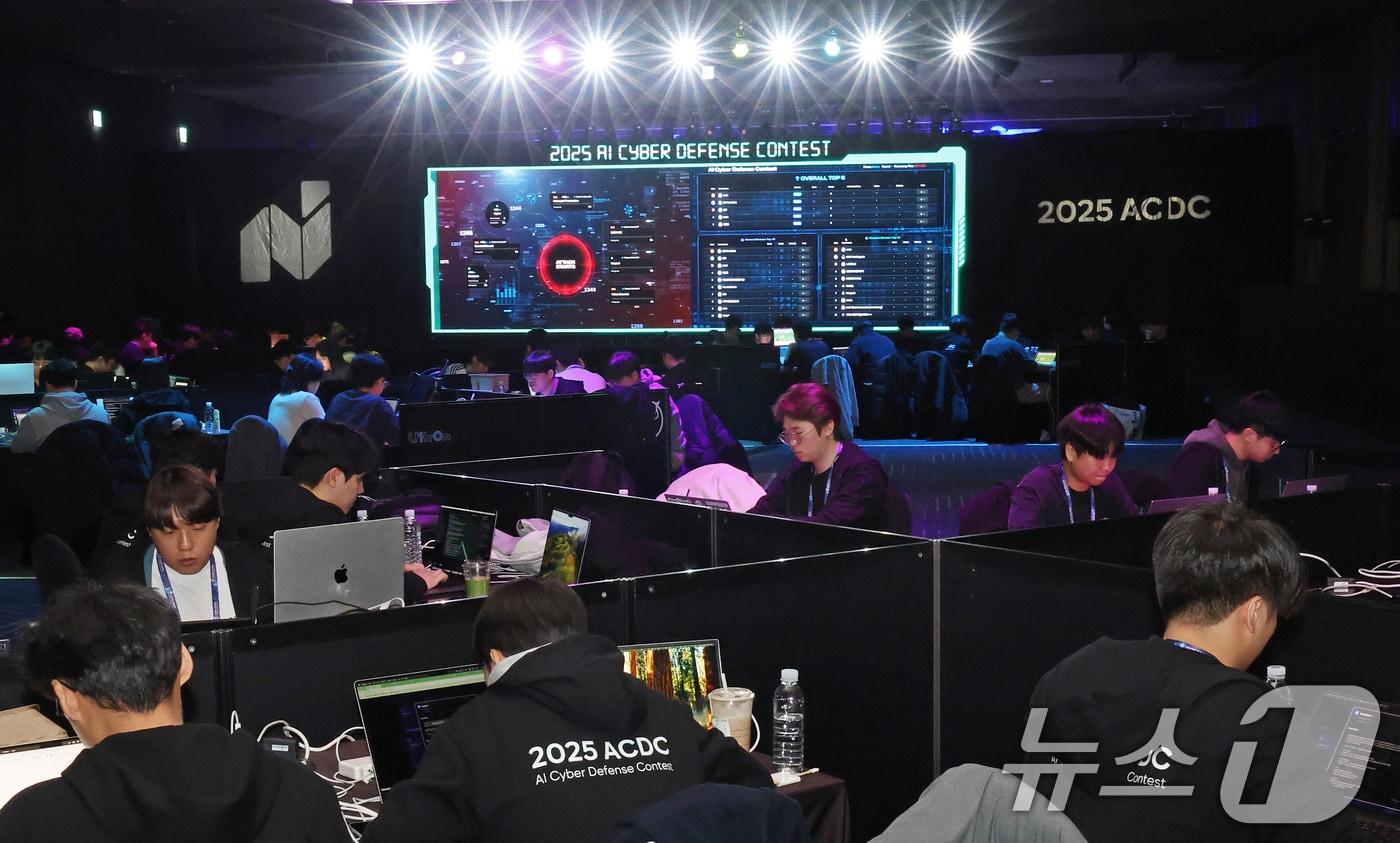 본문 이미지 - 서울 강남구 코엑스 그랜드볼룸에서 제1회 인공지능 해킹방어대회(ACDC·AI Cyber Defense Contest) 본선 경기가 열리고 있다. 2025.12.1 ⓒ 뉴스1 (사진은 기사 내용과 무관함) 