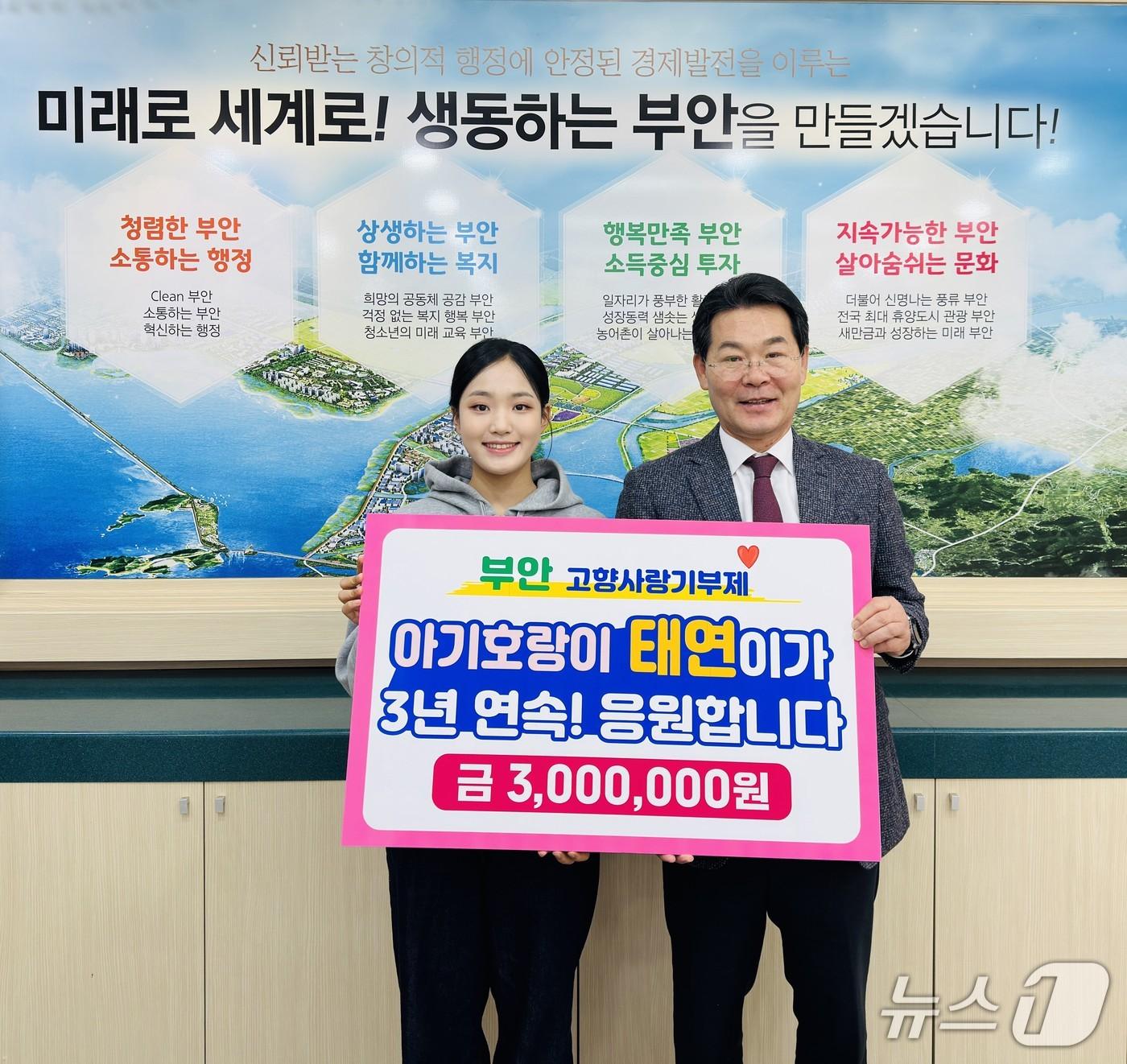 본문 이미지 - 국악·트로트 신동 김태연 양(사진 왼쪽)이 권익현 부안군수에 고향사랑기부금 기탁하고 있다.(부안군 제공, 재판매 및 DB금지)