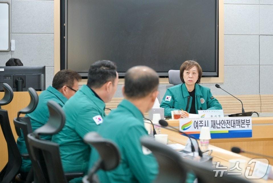 본문 이미지 - 경기 여주시가 겨울철 조류인플루엔자 차단 방역을 위한 재안안전 대책회의를 열고 있다.&#40;여주시 제공. 재판매 및 DB 금지&#41;/뉴스1 