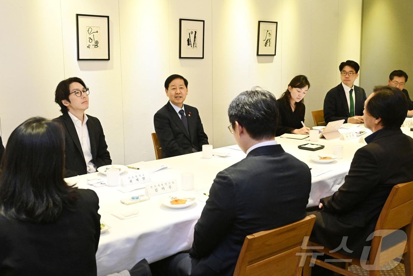 구윤철 부총리 겸 기획재정부 장관이 1일 서울 중구 컨퍼런스하우스 달개비에서 열린 국제금융자문위원회를 주재하고 있다. &#40;기획재정부 제공. 재판매 및 DB 금지&#41; 2025.12.1/뉴스1