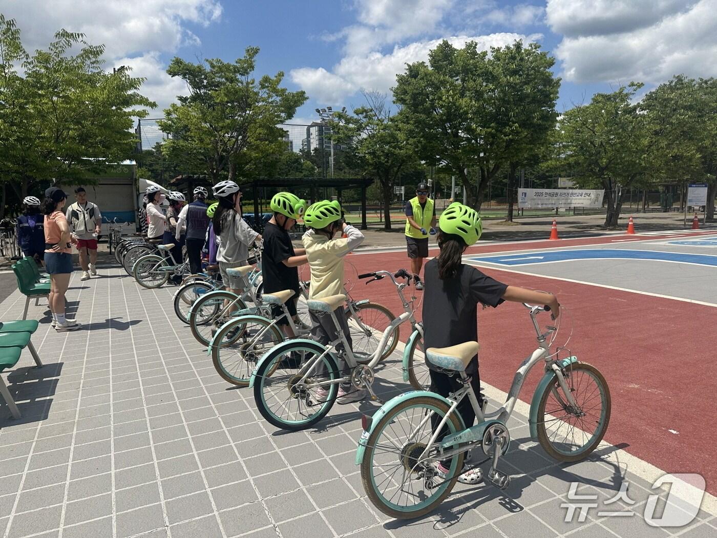 본문 이미지 - 경기 수원시가 장안구 만석공원에서 '자전거 안전교육'을 운영하고 있는 모습. (수원시 제공. 재판매 및 DB 금지) 2025.12.1/뉴스1