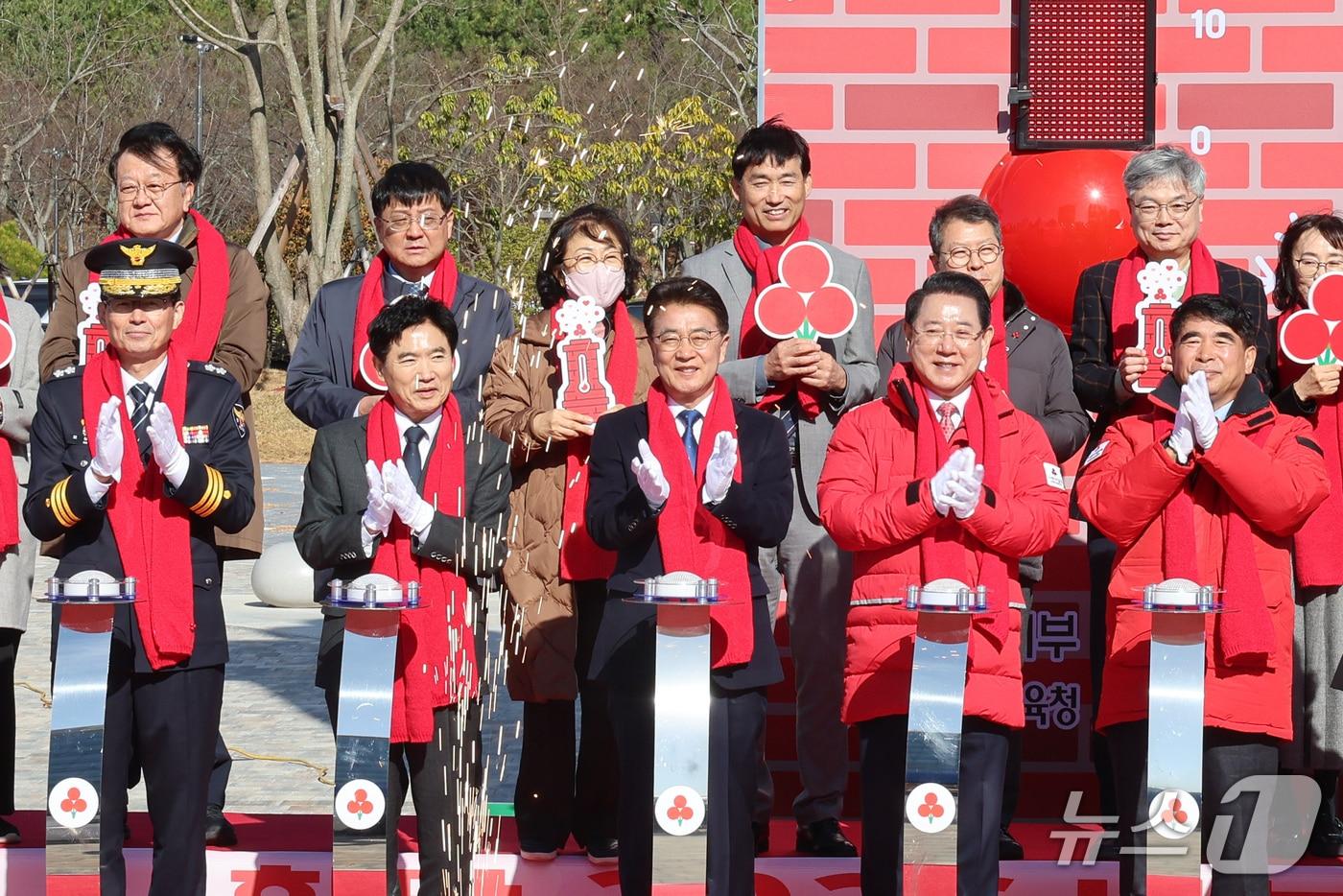 전남도청 광장에서 열린 &#39;희망 2026 나눔 캠페인 출범 및 사랑의 온도탑 제막식&#39; 에서 김태균 전남도의회 의장&#40;아래줄 가운데&#41; 등 참석자들이 박수를 치고 있다. &#40;전남도의회 제공, 재판매 및 DB금지&#41;/뉴스1