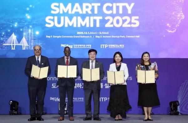 본문 이미지 - AI 도시 이니셔티브 참석 도시 관계자의 협약서 서명 및 기념촬영 &#40;인천경제청 제공.재판매 및 DB금지&#41;