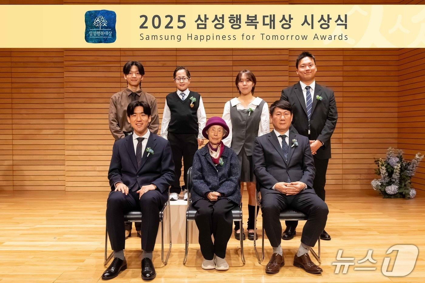 2025 삼성행복대상 수상자들이 1일 오후 3시 서울 한남동 리움미술관 강당에서 열린 시상식에서 기념 촬영을 하고 있다. &#40;뒷줄 왼쪽부터 시계방향&#41; 이현서&#40;경남대 1&#41;, 박찬우&#40;신정고 3&#41;, 길현&#40;순천향대 2&#41;, 정연성&#40;대구교육대 4&#41;, 조승노 서울경찰청 사이버범죄수사대 팀장, 정영선 조경가, 임정택 향기내는 사람들 대표&#40;삼성생명공익재단 제공&#41;.
